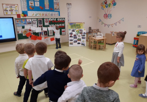 20 Dzieci przypinaja kartki tworząc flagę Polski